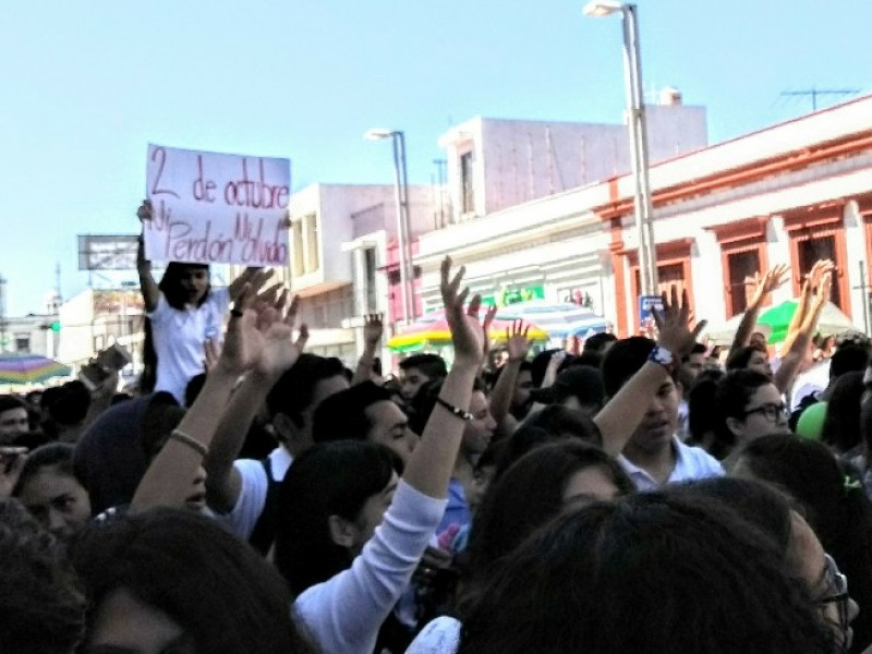 Marchan estudiantes conmemorando la matanza de Tlatelolco