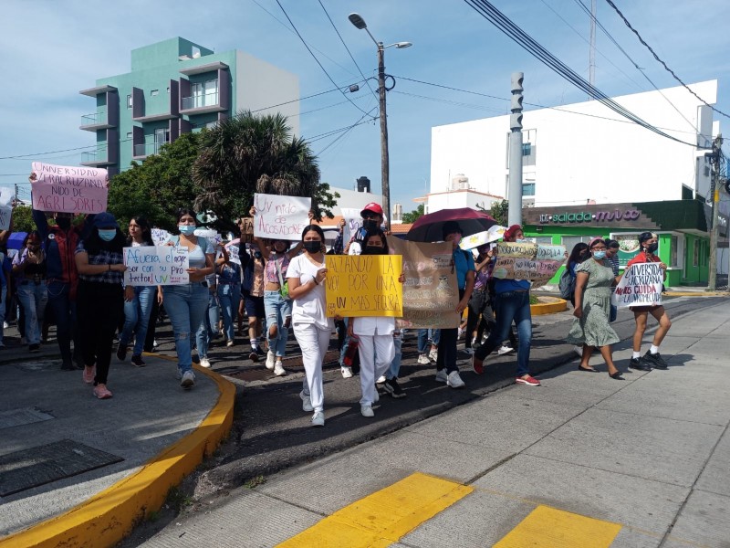 Marchan estudiantes de la UV piden expulsión de alumno