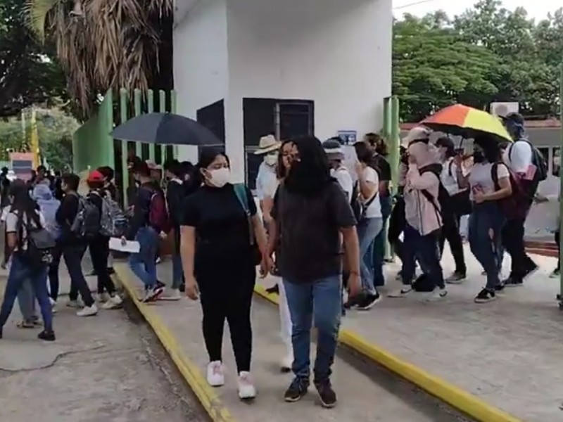 Marchan estudiantes de Unicach por muerte de compañero