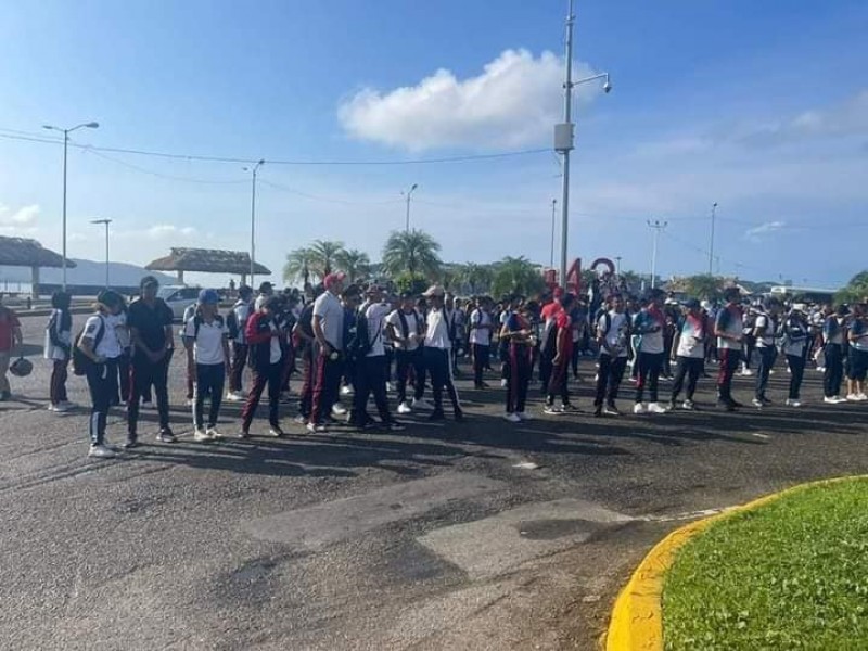 Marchan estudiantes del ESEF marchan por caso Ayotzinapa en Acapulco