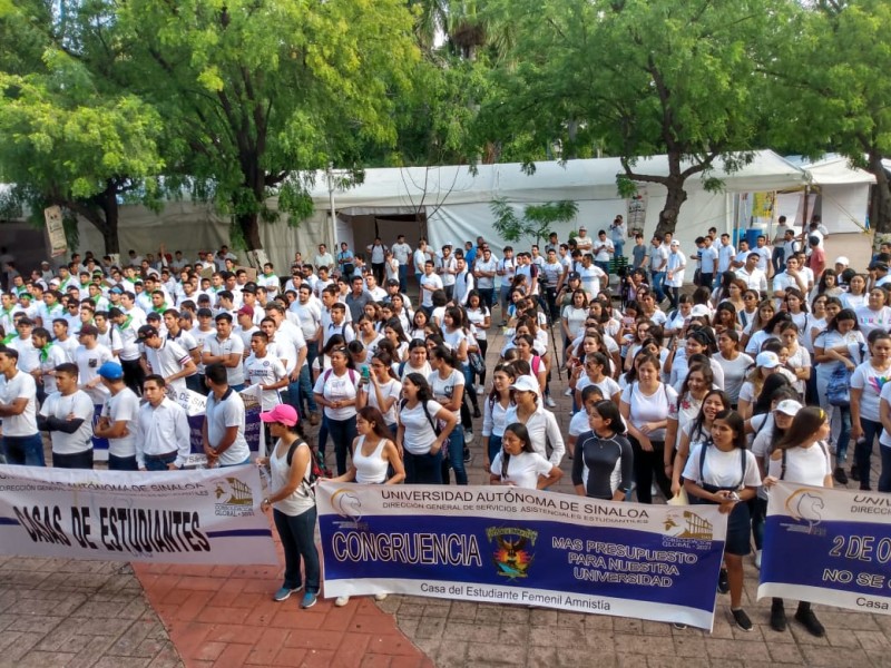 Marchan estudiantes en memoria de matanza en Tlatelolco