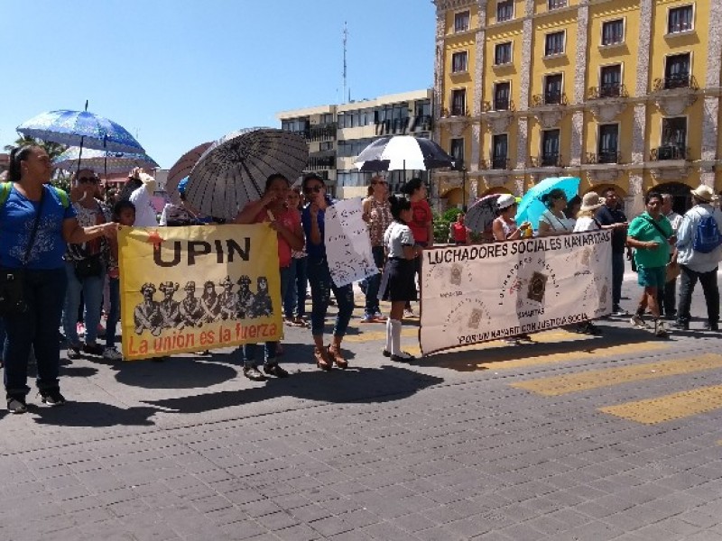 Marchan exigiendo el pago de la beca universal