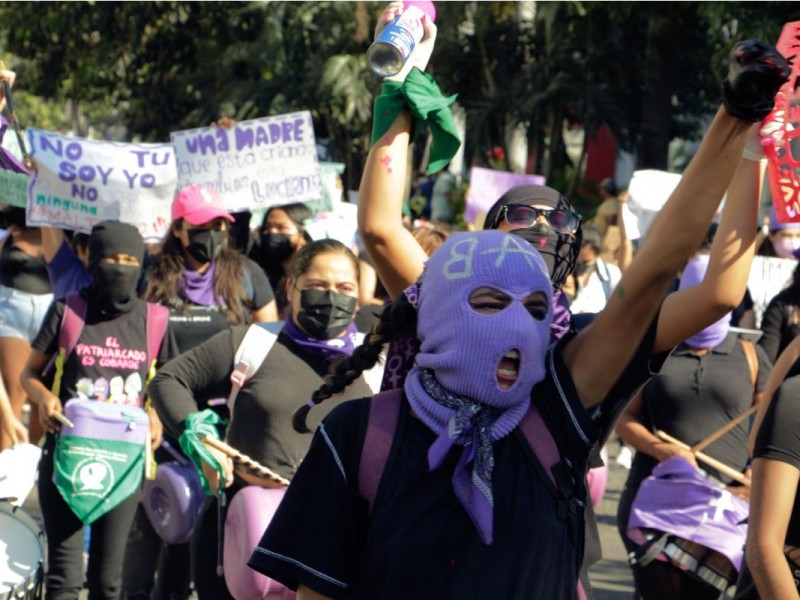 Marchan feministas hacia el Zócalo de la CDMX