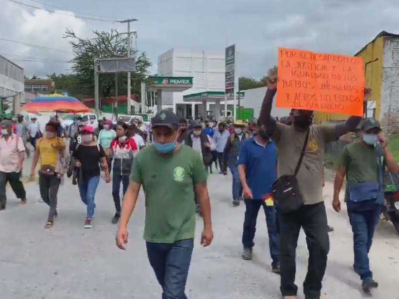 Marchan indígenas en Chilpancingo para exigir reivindicar la Ley 701