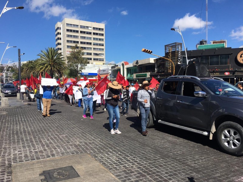 Marchan integrantes de Antorcha Campesina por calles de Puebla