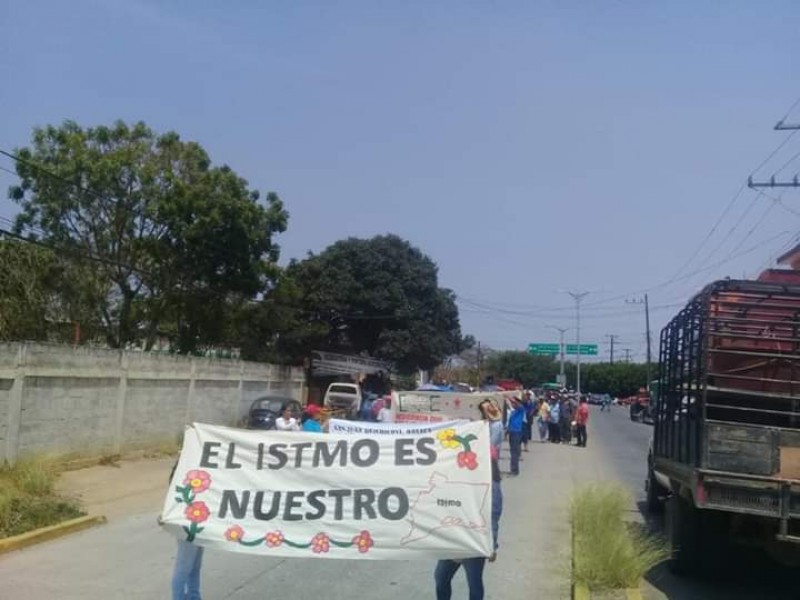 Marchan integrantes de UCIZONI en Matias Romero