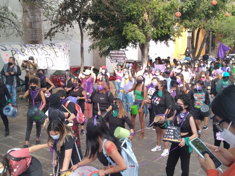 Marchan jóvenes contra la violencia a la mujer