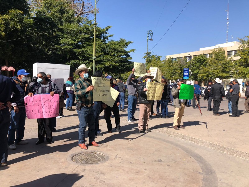 Marchan jubilados a Palacio Municipal; piden restablezcan sus derechos