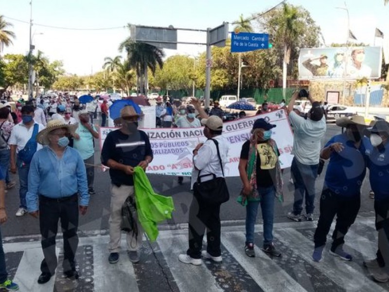Marchan jubilados del ISSSTE en Acapulco; piden revertir pagos
