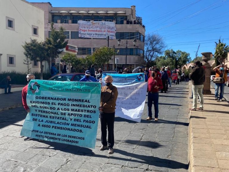 Marchan jubilados en exigencia de pago