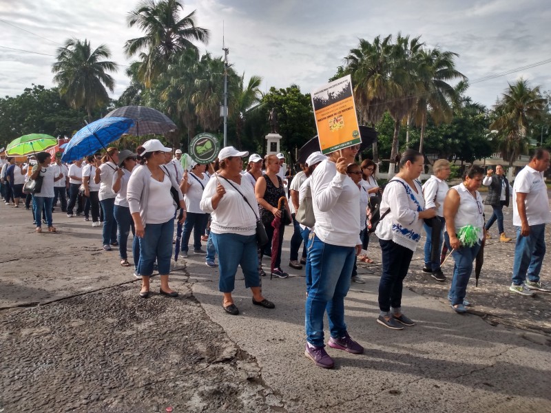 Marchan jubilados y pensionados del IMSS