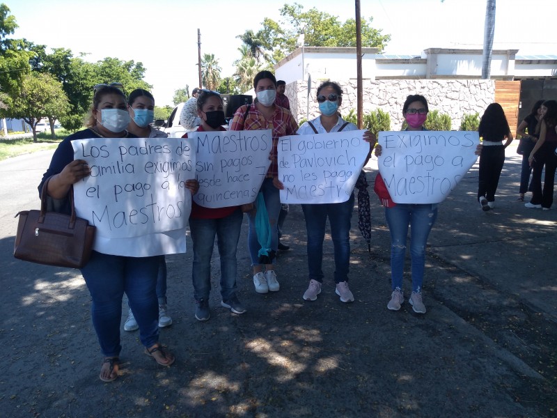 Protestan maestras en casa de Gobernadora