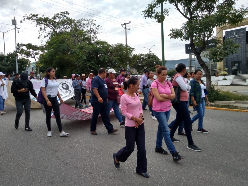 Marchan maestros de escuelas normales, les deben sueldos