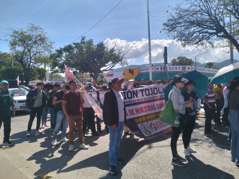 Marchan maestros de la CNTE en Chiapas en su 46 Aniversario