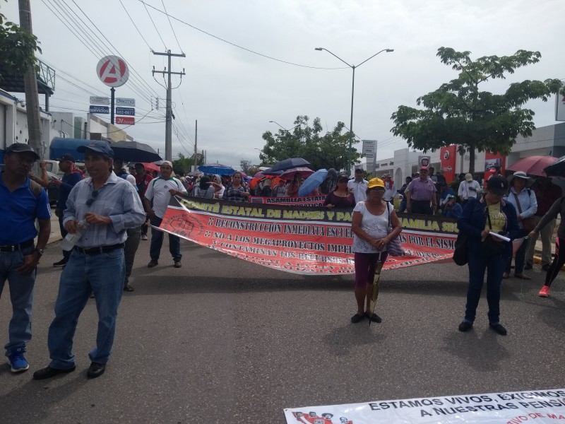 Marchan maestros exigiendo mejoras en la educación