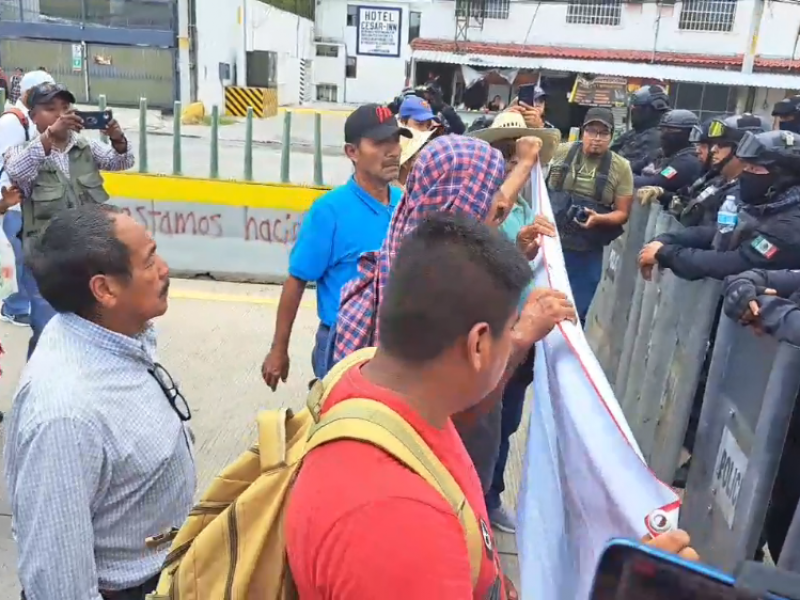 Marchan maestros jubilados en la Autopista del Sol