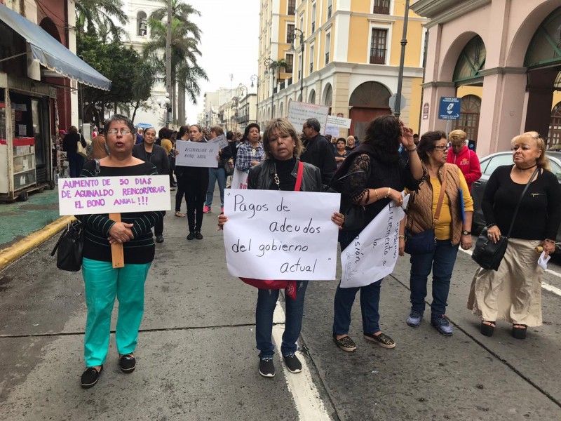 Marchan maestros jubilados por falta de bono