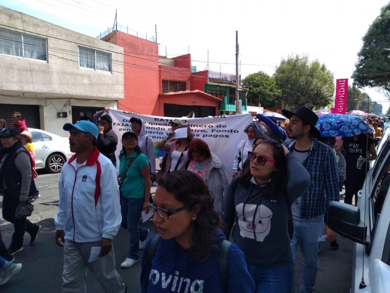 Marchan maestros mexiquenses en Toluca contra la 