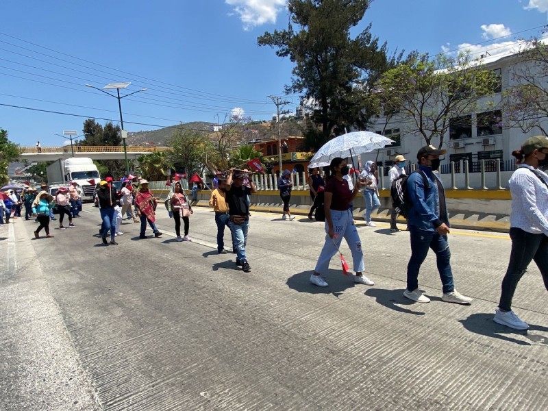 Marchan maestros por Autopista del Sol en Chilpancingo