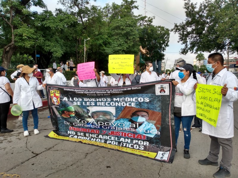 Marchan médicos en apoyo del doctor Yuca detenido en Chiapas