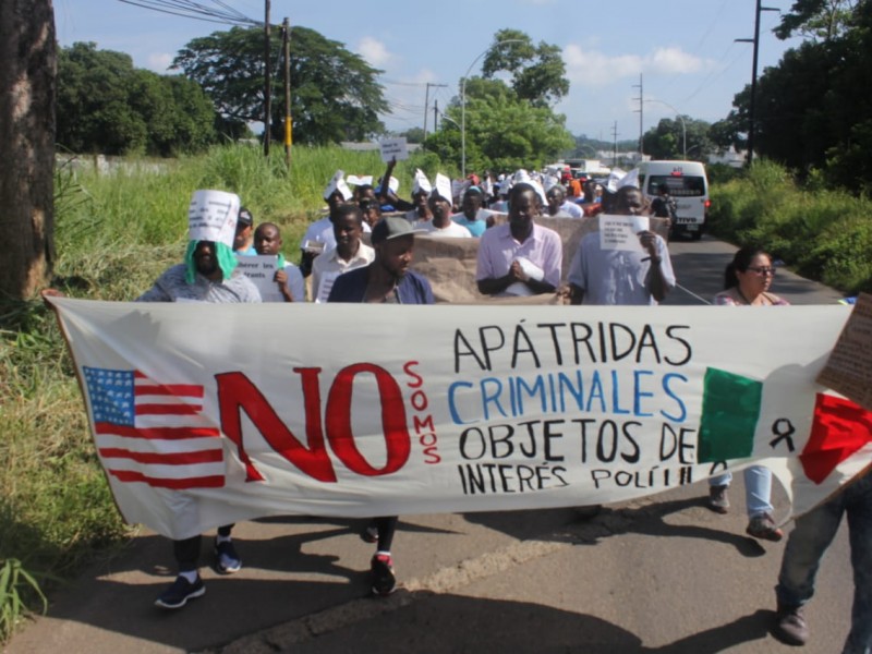 Marchan migrantes africanos para exigir oficios de salida