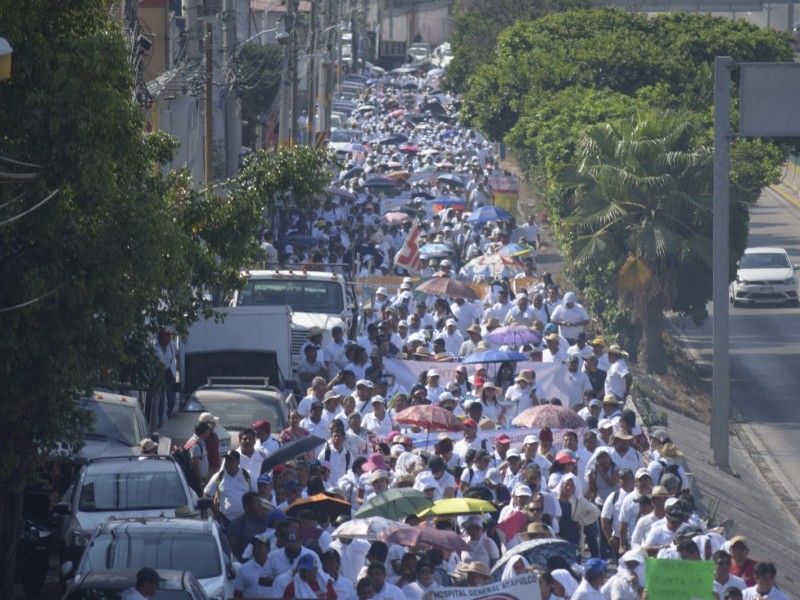 Marchan miles maestros del SNTE en Chilpancingo