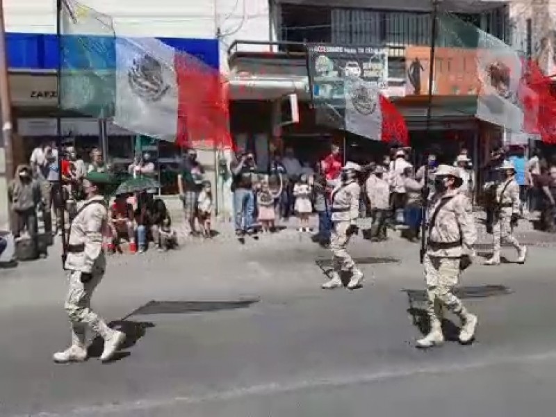 Marchan militares y escuelas en desfile del 5 de mayo