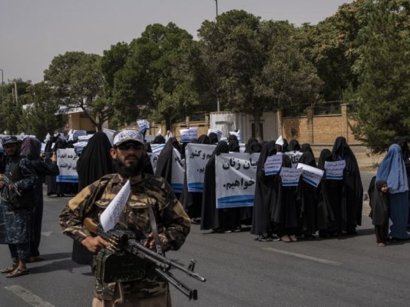 Marchan mujeres afganas apoyando al Taliban