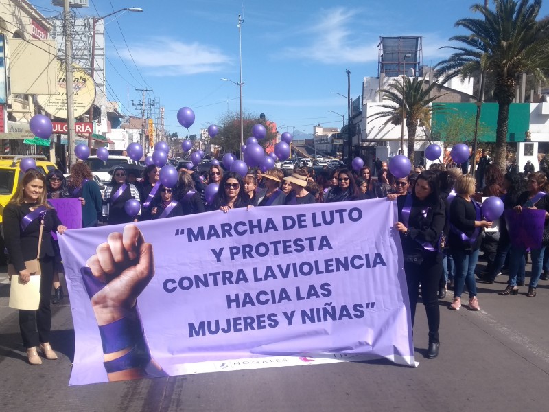 Marchan mujeres contra la violencia