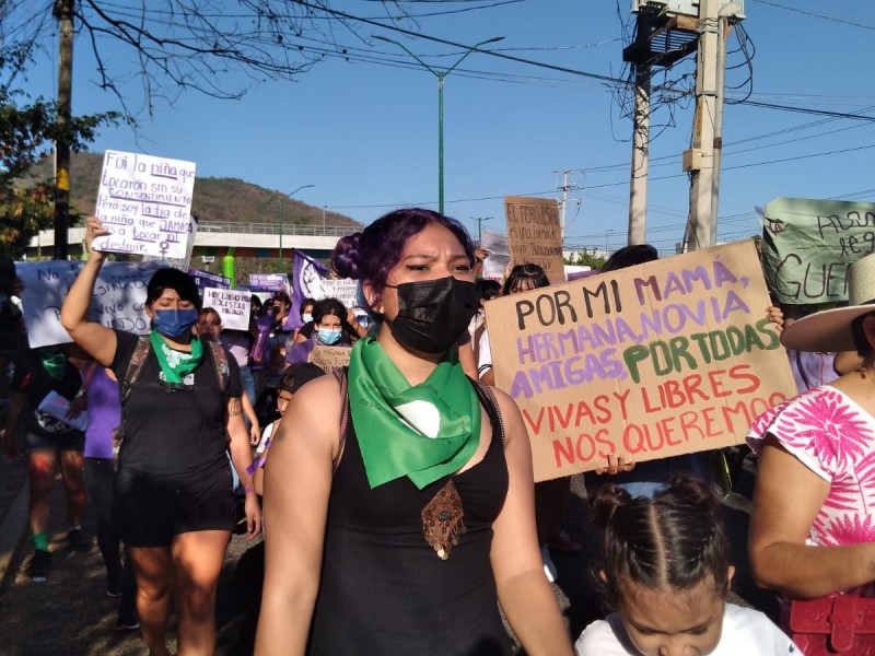 Marchan mujeres de Zihuatanejo contra feminicidios y agresiones