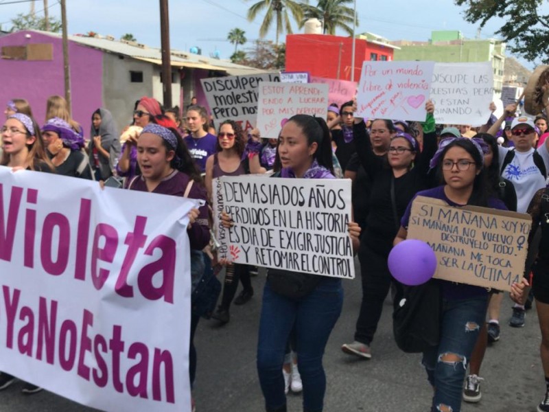 Marchan mujeres en Cabo San Lucas #8M