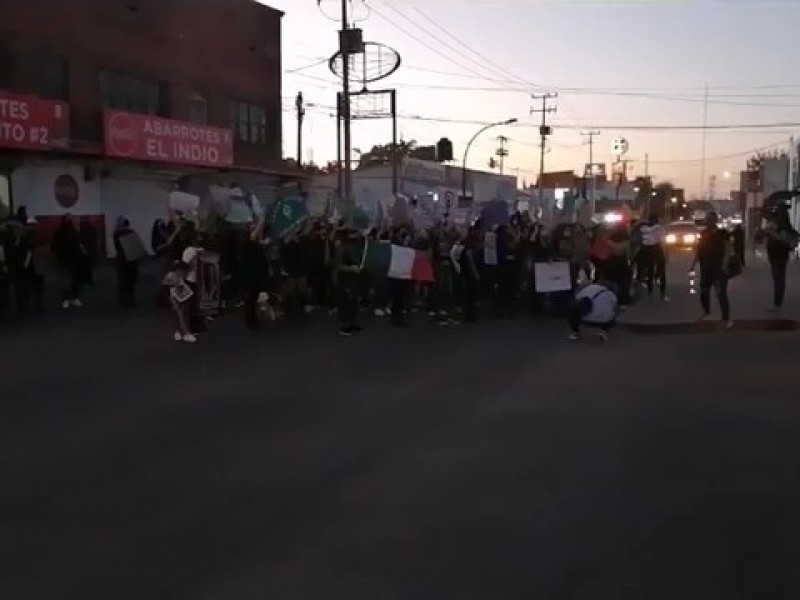 Marchan mujeres en la frontera