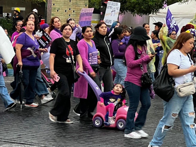 Marchan mujeres en Nuevo León por el 8M | Meganoticias