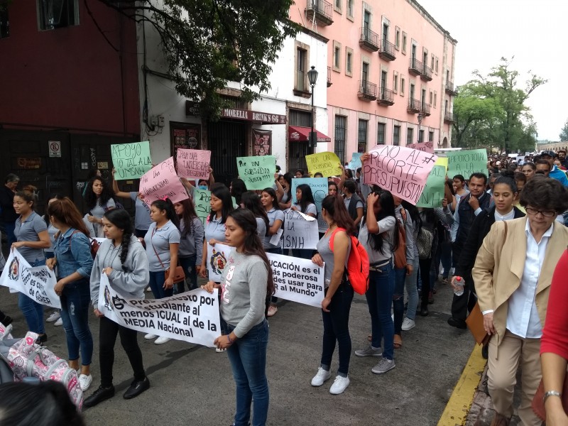 Marchan nicolaitas por un presupuesto digno