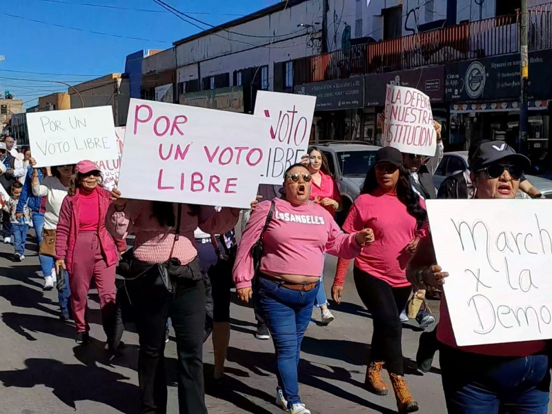 Marchan nogalenses en pro de la democracia