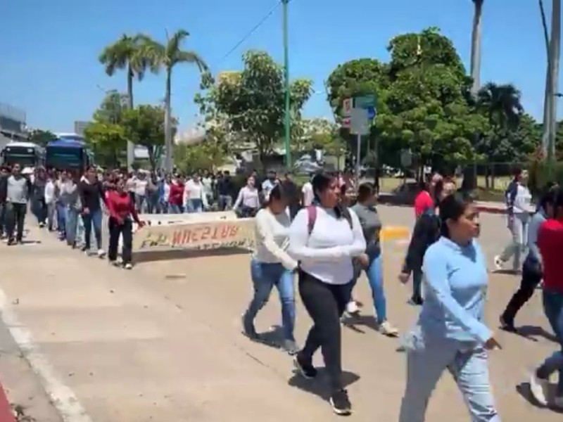 Marchan normalistas a 3 meses de muerte de estudiante