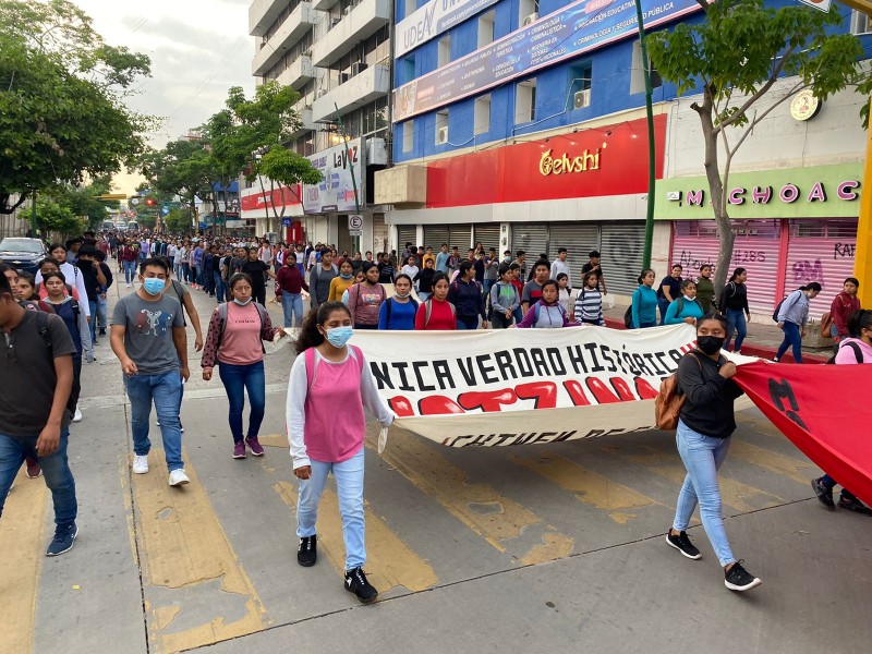 Marchan normalistas a 8 años de estudiantes de Ayotzinapa desaparecidos