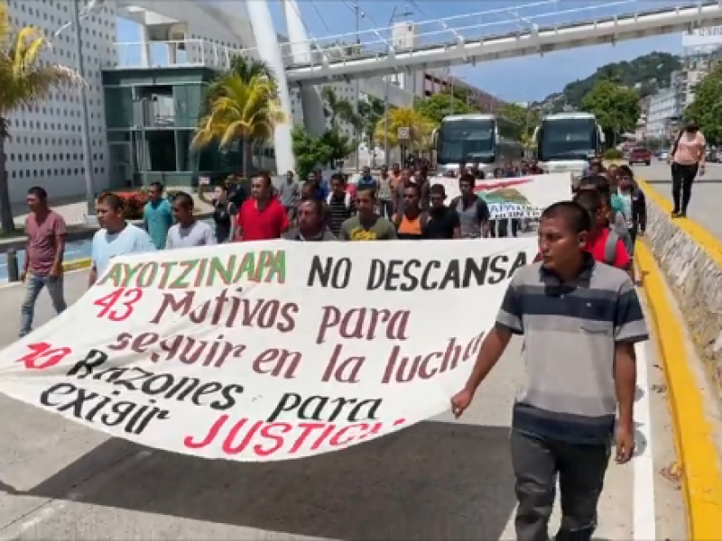 Marchan normalistas en Acapulco; exigen justicia por los 43