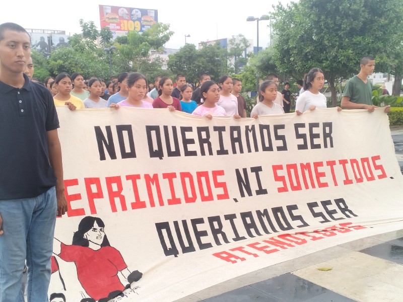 Marchan normalistas en Chiapas para conmemorar matanza de Tlatelolco