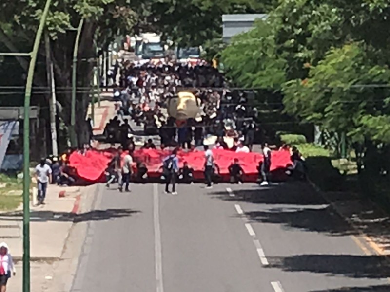 Marchan normalistas en la capital chiapaneca