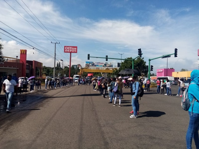 Marchan normalistas en Morelia en demanda de pagos