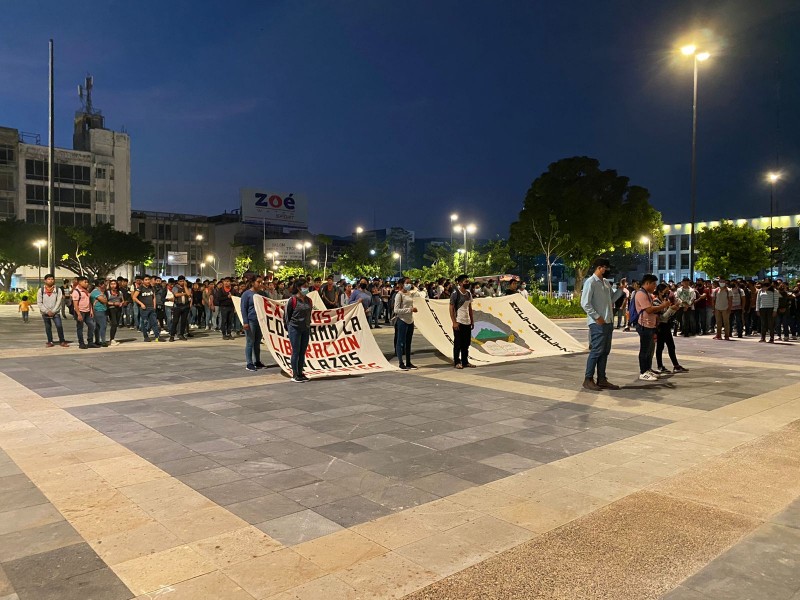 Marchan normalistas exigiendo ampliación de plazas docentes