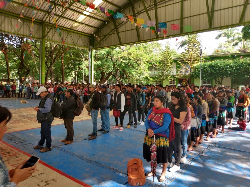 Marchan normalistas y desplazados en TGZ