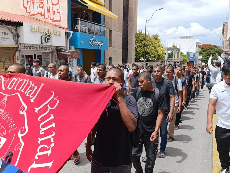 Marchan normalistas y padres de los 43 en Chilpancingo