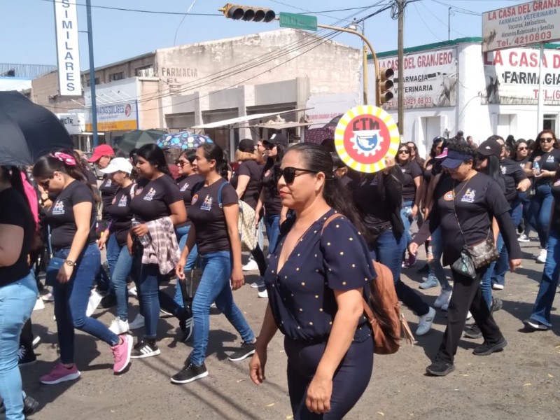 Marchan obreros por Navojoa, piden atención en salud y servicios