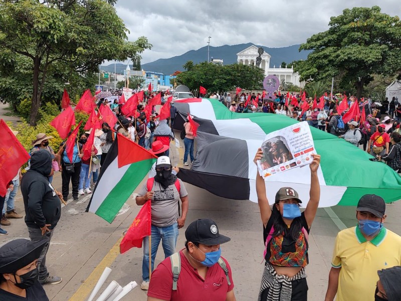 Marchan organizaciones sociales de Oaxaca en apoyo a palestina, encapuchados vandalizan negocios