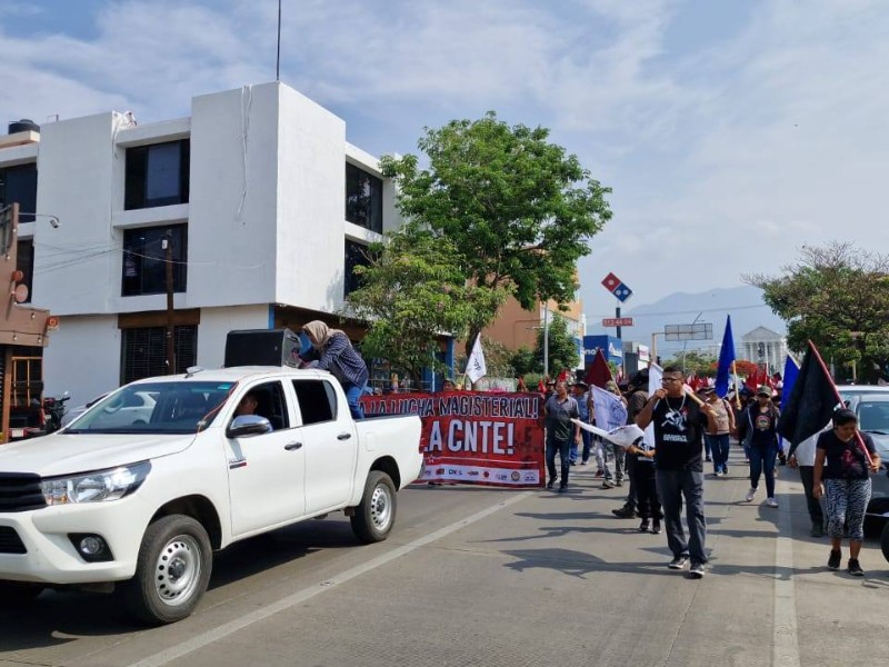 Marchan organizaciones y normalistas en respaldo al magisterio oaxaqueño