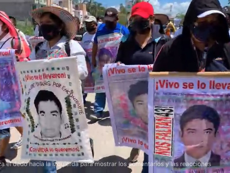 Marchan padres de normalistas desaparecidos de Ayotzinapa