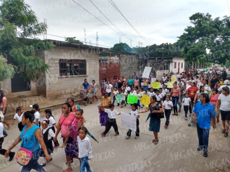 Marchan para exigir la reconstrucción de una escuela
