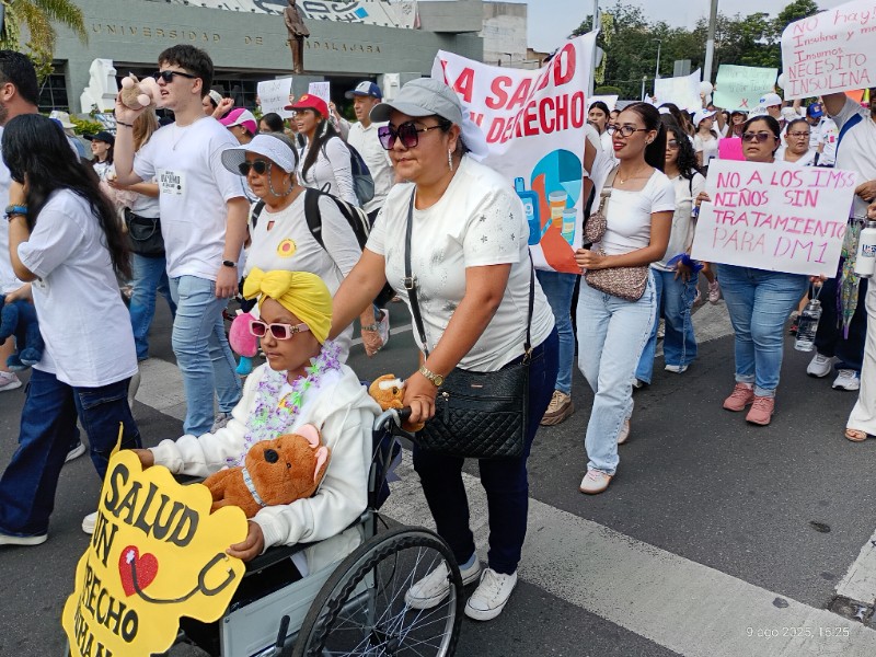 Marchan para exigir medicamentos contra el cáncer en Jalisco